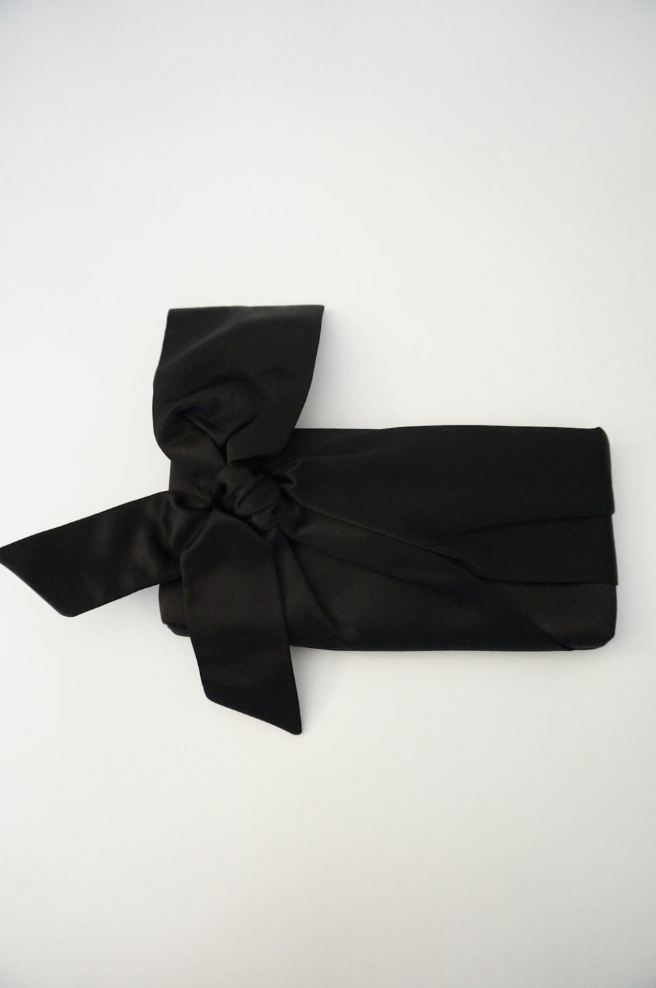 ヴァレンチノ　サテンクラッチ ブラック